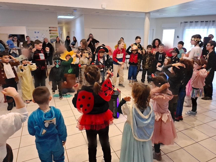CARNAVAL AVEC LES ELEVES DE L'ECOLE STE MARIE